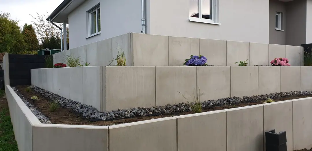 Eckige Stützmauer mit Drainage
